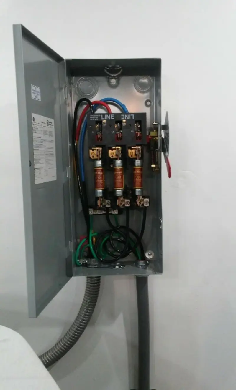 Three-phase disconnect switch installed for Smoke Detector Installation in Mays Chapel